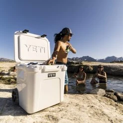 Yeti Coolers ROADIE 48 WHEELED - Kühlbox -Marmot Shop 5638039355 z roadie 48 wheeled yeti coolers 24